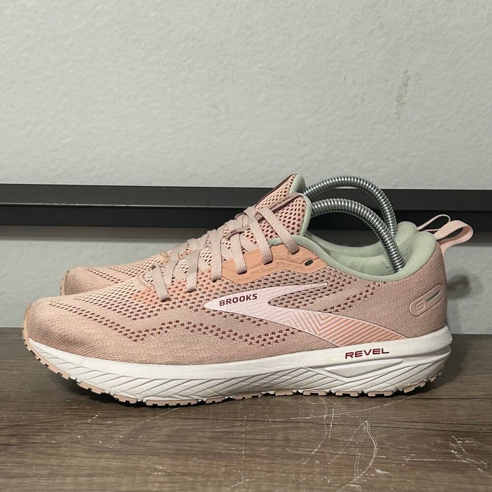 Brooks Revel 6 Women’s Athletic Running Shoes Sneakers Size 10 Whip Pink